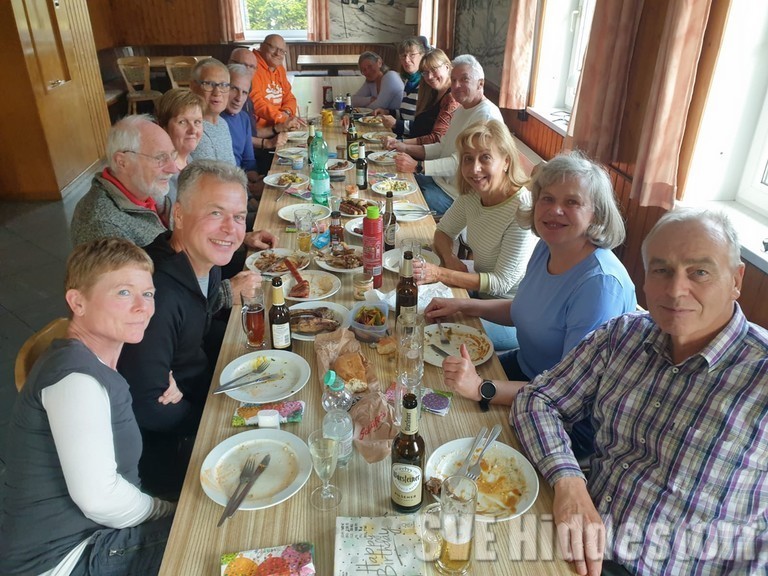 Gemeinsames Frühstück in der Skihütte