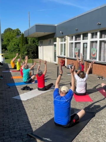 Sofern möglich treffen sich die Teilnehmer am Dienstag bereits um 17:15 Uhr zum Yoga
